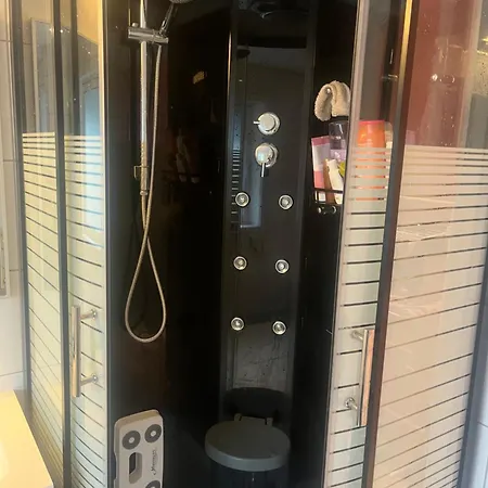 With 4 Bedrooms, Available For Ons Apartment
