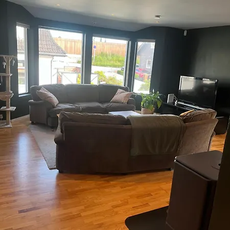 With 4 Bedrooms, Available For Ons Апартаменты