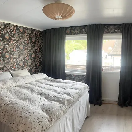 With 4 Bedrooms, Available For Ons Apartment *